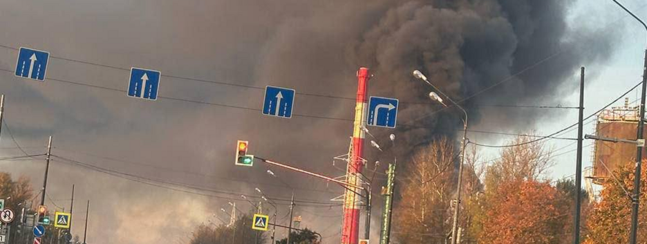 В российском Ярославле вспыхнул пожар на нефтеперерабатывающем заводе - причины возгорания неизвестны