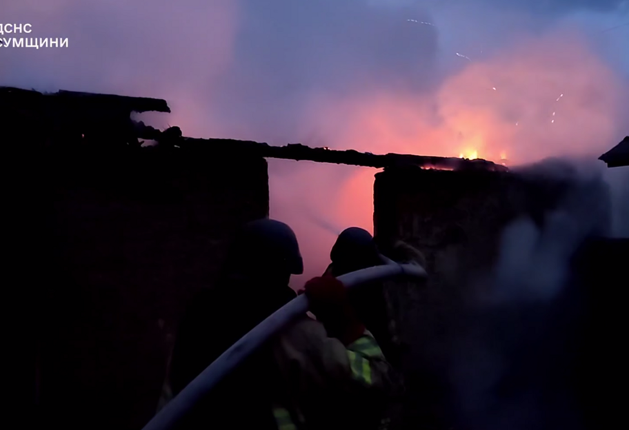 Спасатели ГСЧС ликвидировали пожар, вызванный российской атакой на Сумщину (видео) - фото 1