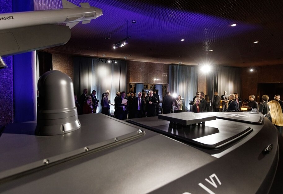 Команда Міноборони презентувала спроможності українського виробництва зброї іноземним партнерам (фото) - фото 1