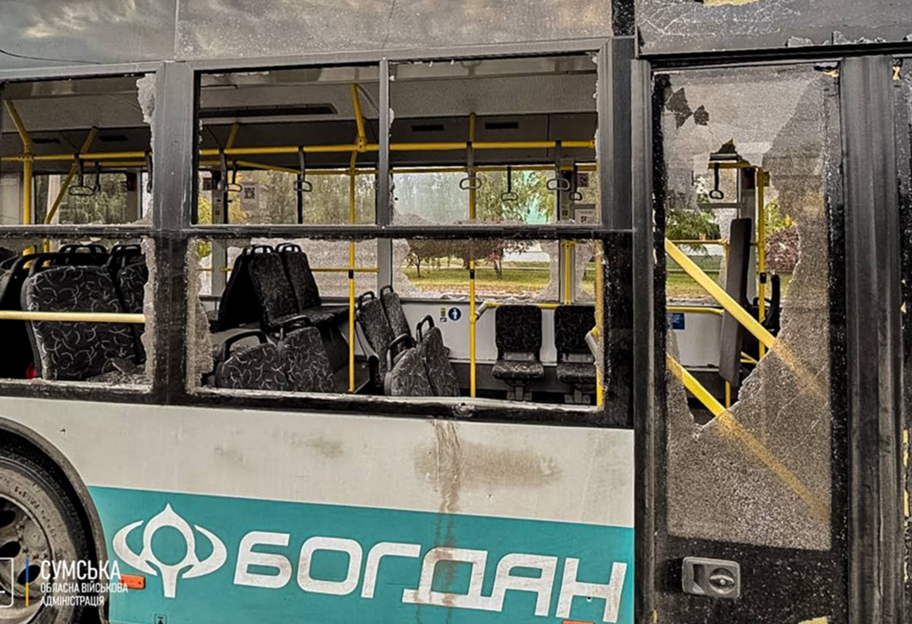 Чергова атака на Суми: у місті пошкоджено цивільні об'єкти та тролейбус - фото 1