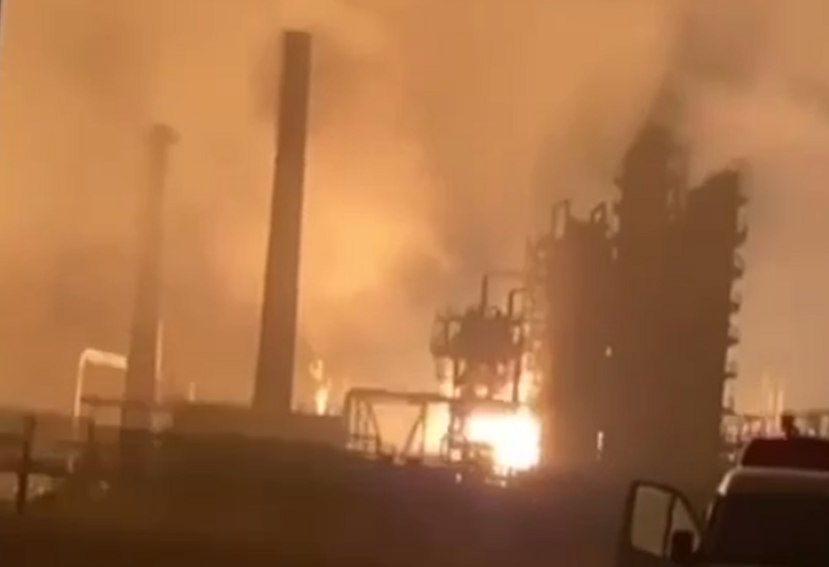 Атака на росію: вночі добрі дрони ударили по Рязанському НПЗ (відео) - фото 1