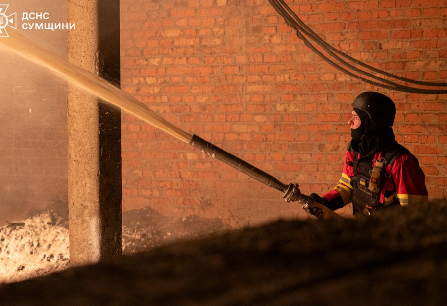 ГСЧС: Ночью россияне нанесли удар по объекту критической инфраструктуры в Сумской области (фото) - фото 1