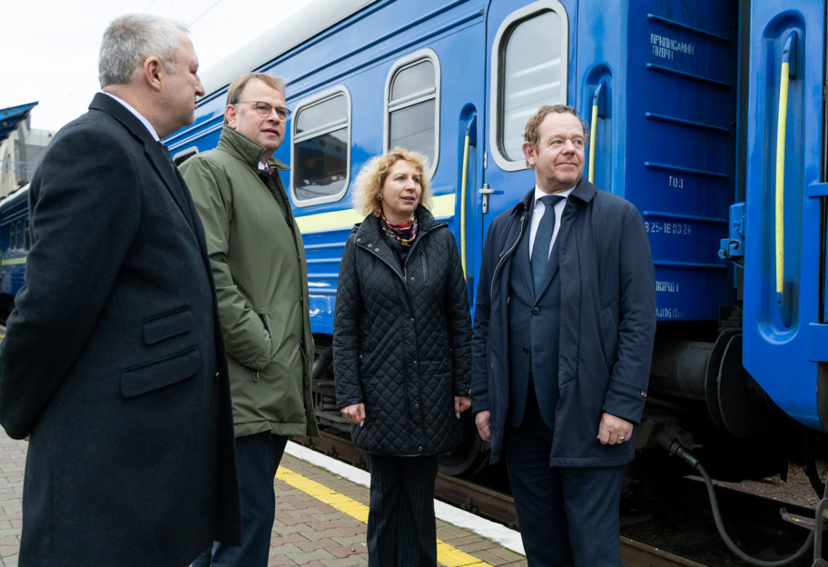 До Києва прибув глава МЗС Нідерландів Девід ван Віл - фото 1
