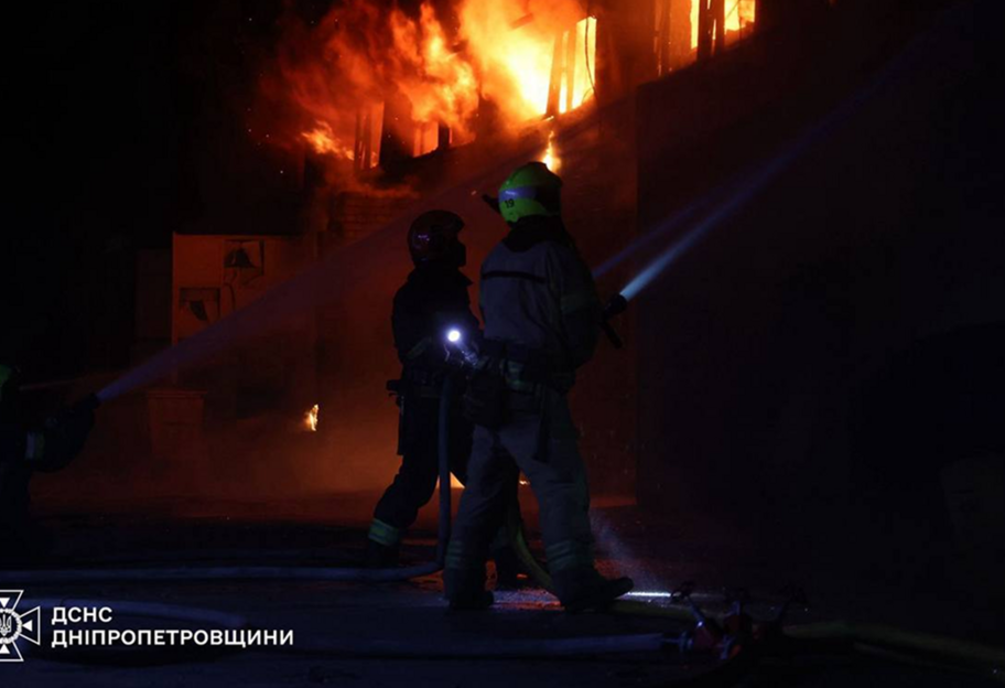 У Дніпрі внаслідок атаки ворога виникла пожежа на території цивільного підприємства - фото 1