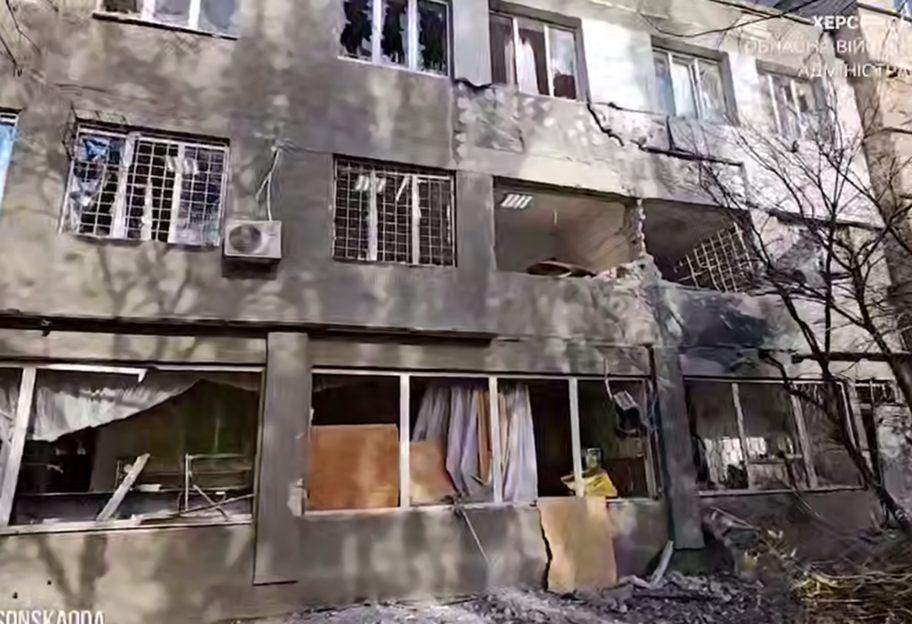 У Херсоні російські окупанти атакували дитячу лікарню — травмовано працівників та дитину - фото 1