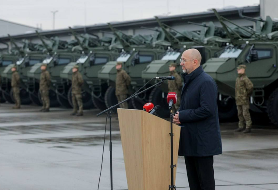 Шмигаль: Латвія передала Україні 21 бронетранспортер Patria 6x6 - фото 1