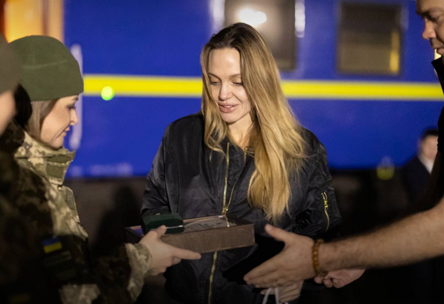 Прикордонники подякували Анджеліні Джолі за підтримку України й вручили подарунок (фото) - фото 1