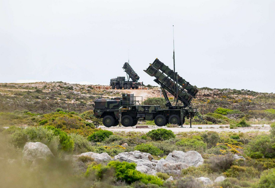 Зеленський: Україна планує замовити 25 систем Patriot у США і спільно з Британією виготовляє дрони - фото 1