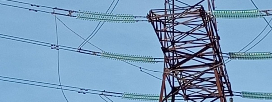 В Украине действуют графики отключений: враг атаковал энергообъекты в нескольких областях