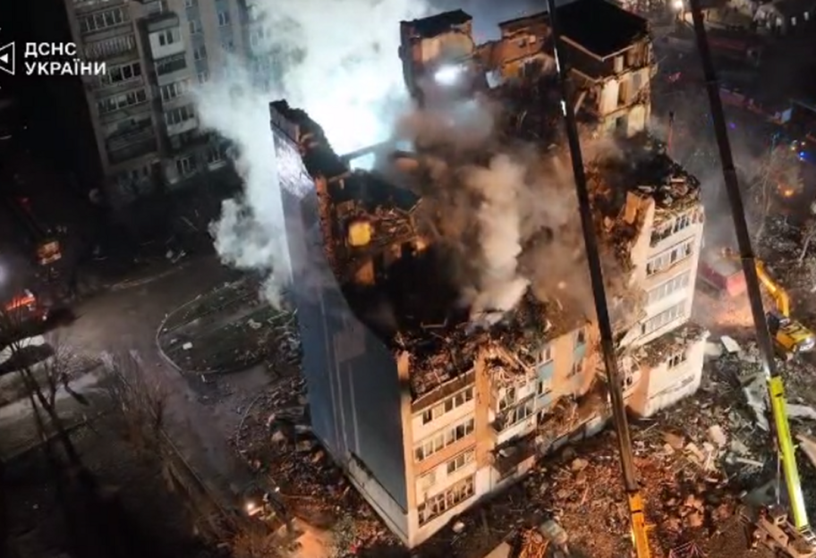 Зеленський: У Тернополі досі шукають 22 людей, тривають пошуково-рятувальні роботи - фото 1