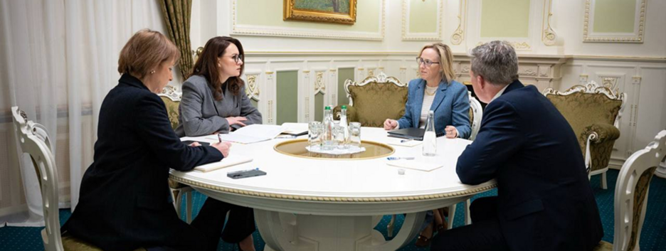 До України вперше прибув міністр Сухопутрих військ США: з ним вже зустрілася Свириденко