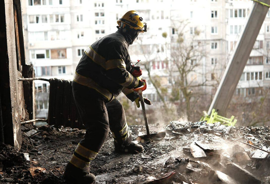 У Києві тривають аварійно-рятувальні роботи на двох локаціях: під завалами може бути людина - фото 1