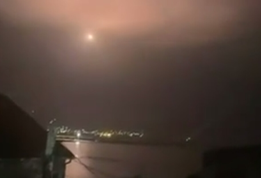 СБУ: далекобійні БпЛА пошкодили великий десантний корабель у Новоросійську (відео) - фото 1