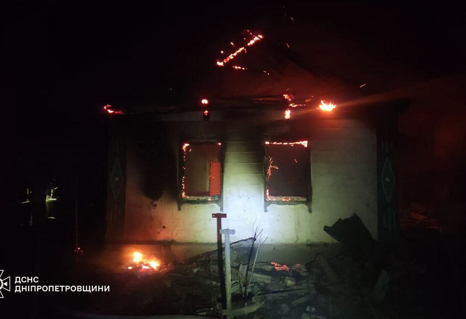 На Дніпропетровщині внаслідок атаки рф постраждали троє людей, виникли масштабні пожежі - фото 1