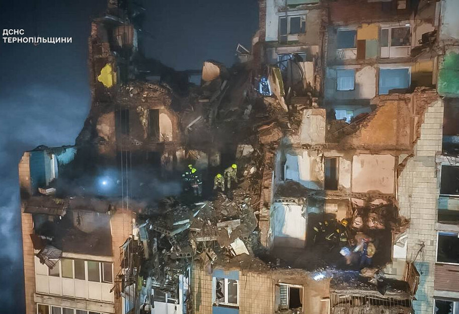 У Тернополі третю добу триває розбір завалів після удару рф: відомо про 31 загиблого - фото 1