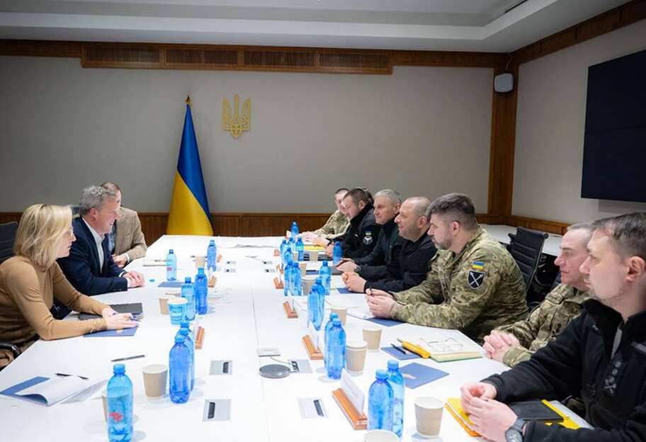 Умеров провел встречу с американской делегацией во главе с министром Сухопутных войск США: детали - фото 1