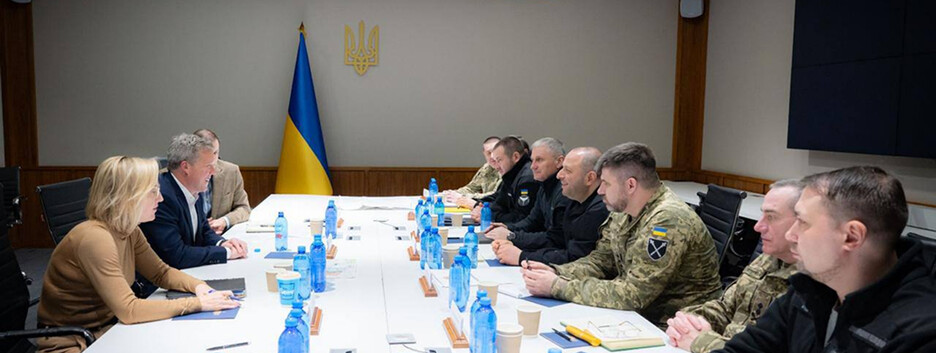 Умеров провел встречу с американской делегацией во главе с министром Сухопутных войск США: детали