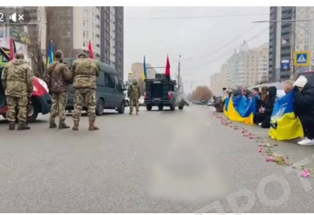 Росіяни поширюють фейк про "кремлівські куранти" під час вшанування полеглого воїна на Київщині