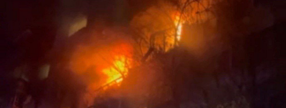 Россияне атаковали "Шахедом" многоэтажку в Запорожье: пострадали люди (фото, видео)