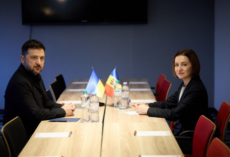 Зеленский встретился с президентом Молдовы в Гааге: о чем говорили