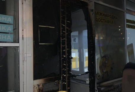Думал, что помогает СБУ: в Киеве молодой человек поджег отделение "Укрпочты" по заказу рф