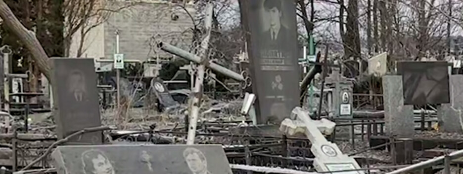 Уламки ворожої ракети впали на кладовище в Черкасах: пошкоджено Алею Героїв