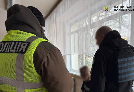 У Києві учень з ножем напав на вчительку та однокласника: відкрито кримінальне провадження