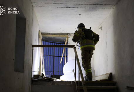 У Києві уламки ворожого БпЛА влучили у 15-поверховий житловий будинок