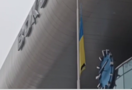 "Укрзалізниця" приспустила флаги над всеми вокзалами в память о погибших пассажирах 27 января