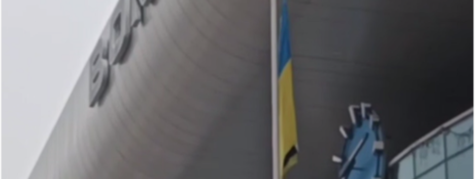 "Укрзалізниця" приспустила флаги над всеми вокзалами в память о погибших пассажирах 27 января