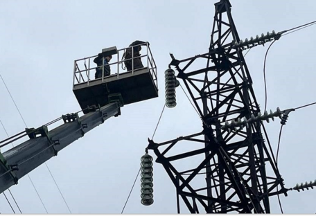 В результате обстрелов обесточены потребители в пяти регионах — "Укрэнерго"