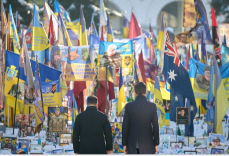 Зеленский и генсек НАТО на площади Независимости почтили память погибших украинских воинов