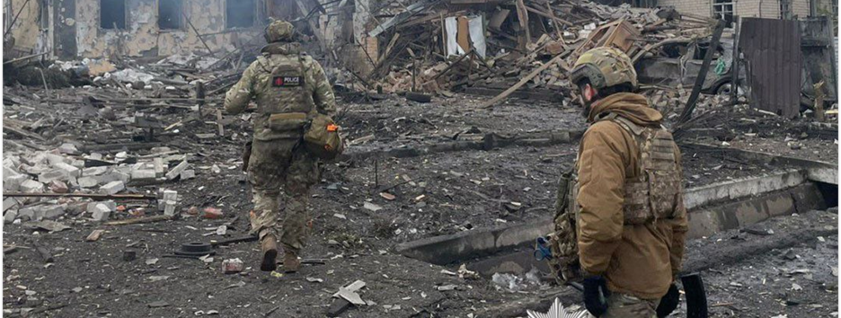 Полиция Донбасса фиксирует последствия российских атак, во время которых ранения получили три человека