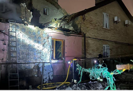 В Киеве ликвидируют последствия вражеской атаки: зафиксированы повреждения и пожары в нескольких районах
