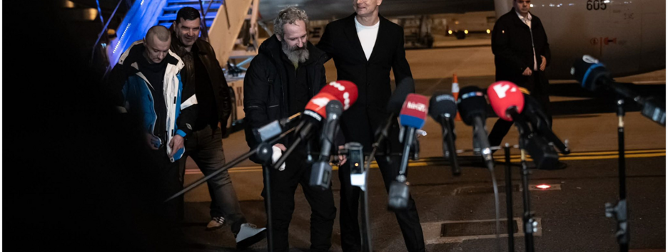 Угорщина показала українських полонених, яких Москва передав Будапешту (фото)