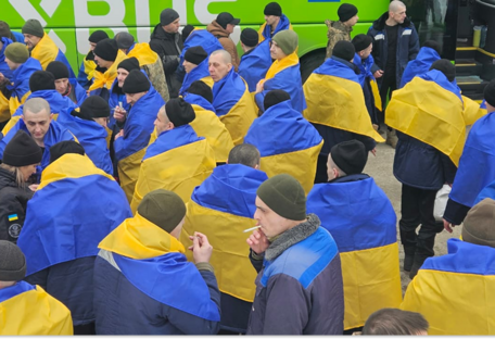 200 украинских защитников вернулись домой согласно договоренностям в Женеве