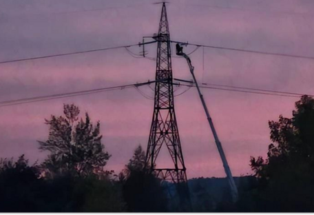 Через бойові дії та обстріли енергетики знеструмлено частину споживачів у чотирьох регіонах