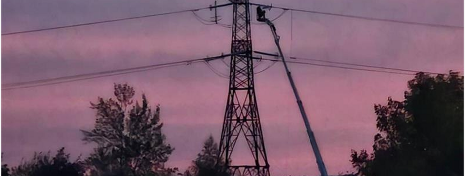 Через бойові дії та обстріли енергетики знеструмлено частину споживачів у чотирьох регіонах