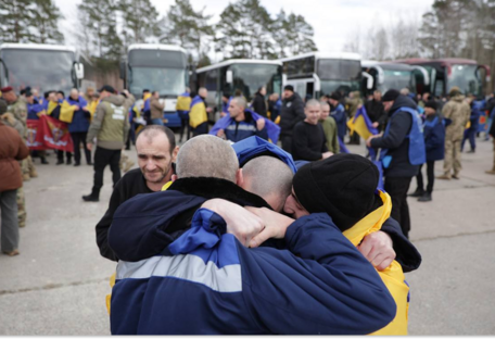 Еще 300 военных и двое гражданских вернулись из российского плена