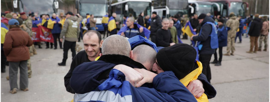 Еще 300 военных и двое гражданских вернулись из российского плена