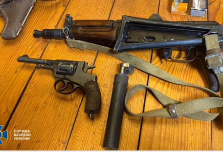 Правоохранители разоблачили восемь дельцов, пытавшихся устроить нелегальную торговлю оружием в Украине