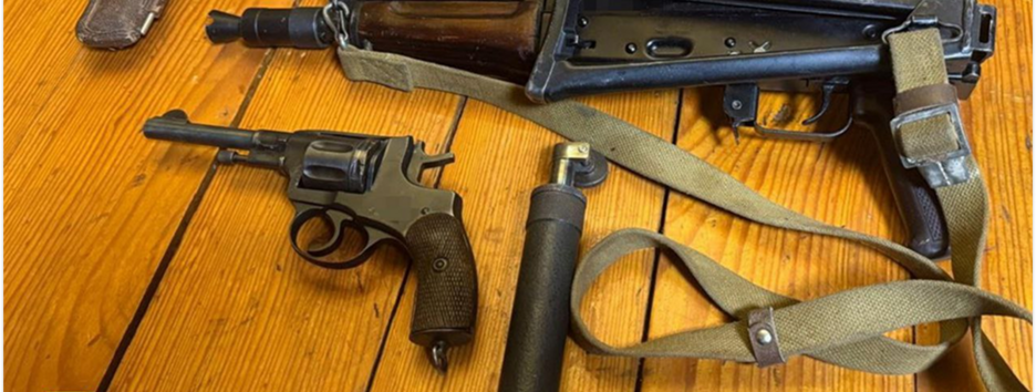 Правоохоронці викрили вісім ділків, які намагалися влаштувати нелегальну торгівлю зброєю в Україні