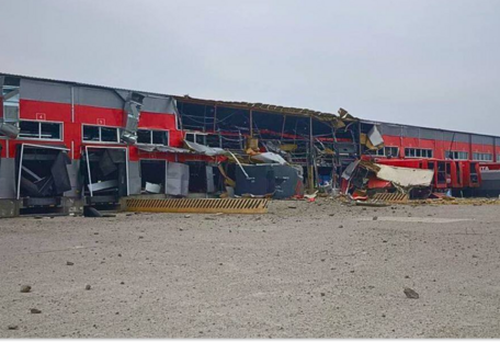 Россияне атаковали терминал "Новой почты" в Запорожье (видео)