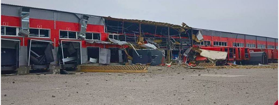 Россияне атаковали терминал "Новой почты" в Запорожье (видео)