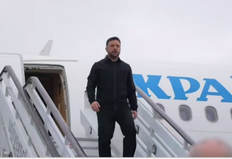 Зеленский прибыл в Лондон (видео)