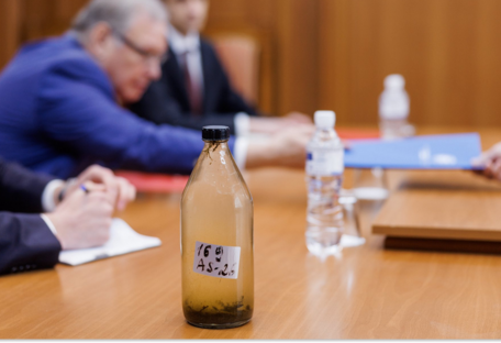 Молдова вручила послу россии бутылку грязной воды из Днестра (фото)