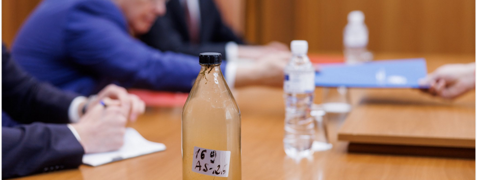 Молдова вручила послу россии бутылку грязной воды из Днестра (фото)