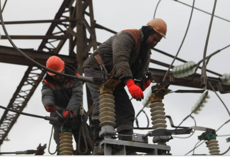 В результате атак на энергообъекты и обстрелы новые обесточения в четырех регионах — "Укрэнерго"