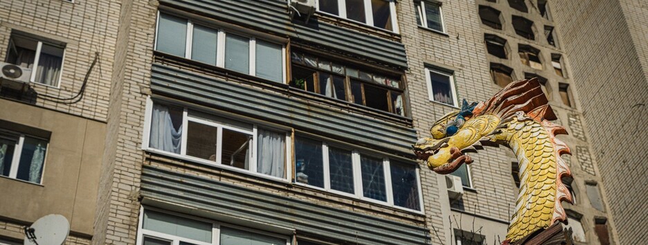 У Харкові ворожий БпЛА влучив поблизу житлової багатоповерхівки: постраждав чоловік