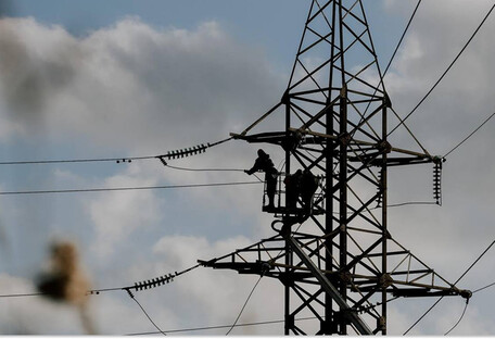 В результате боевых действий и обстрелов энергетики обесточены потребители в двух областях